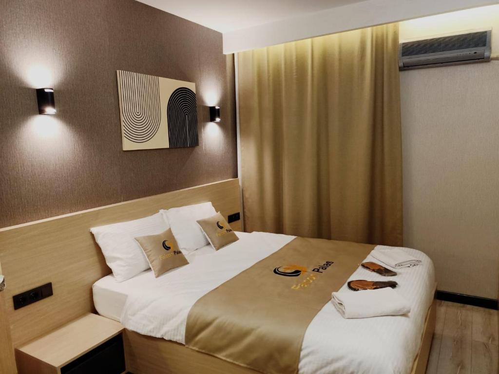 伊斯坦布尔Doğan Palace Hotel的酒店客房设有两张床和窗户。