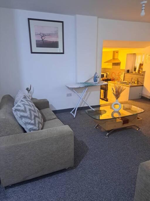 奥尔德姆1 Bedroom Flat Available的客厅配有沙发和桌子