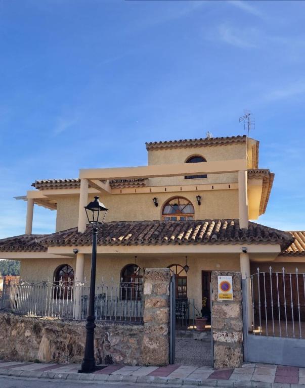 莱图尔Villa los Dulces-Piscina Privada的前面有路灯的房子
