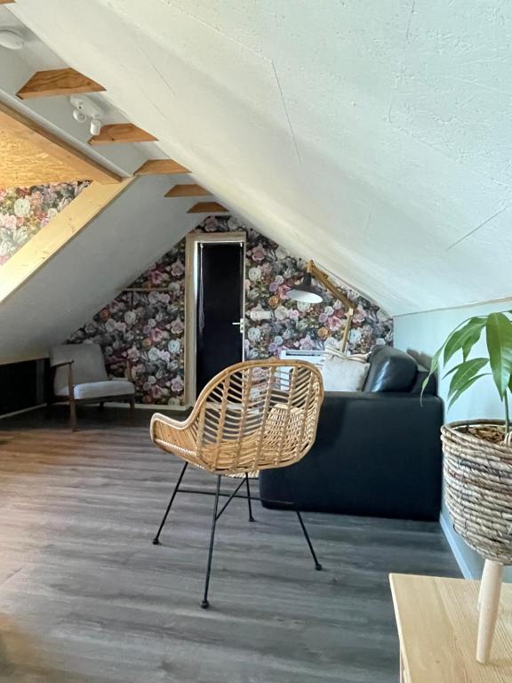 De VechtHet Zwaluwnest的客厅配有沙发和椅子