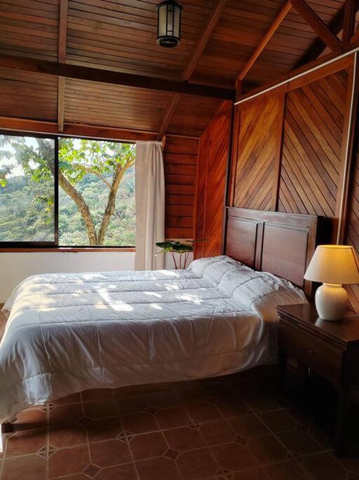 格雷西亚Casa de descanso Villa Serena的一间卧室设有一张大床和一个大窗户