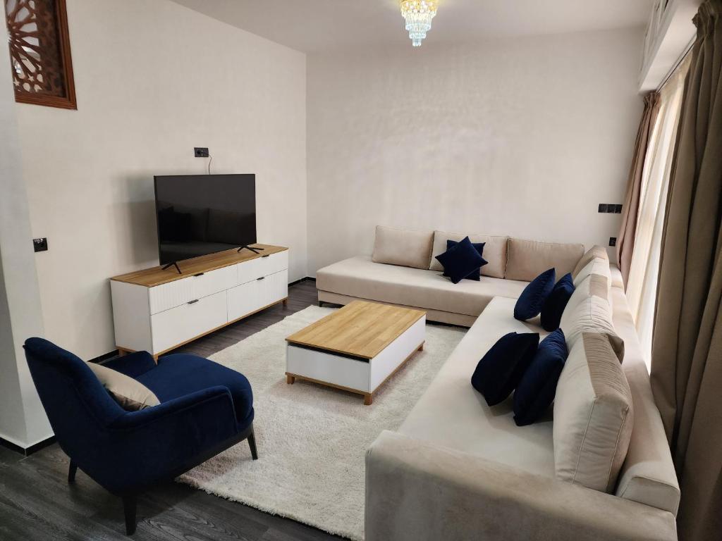 拉巴特Residence Al Kasbah - VacayX - Chic Triplex 3BR -RABAT的带沙发和电视的客厅