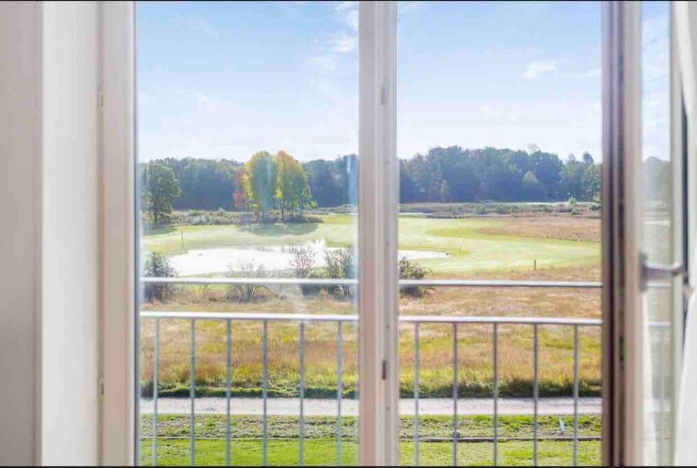 BrokindVackert boende med utsikt över fantastisk golfbana的享有高尔夫球场景致的窗户