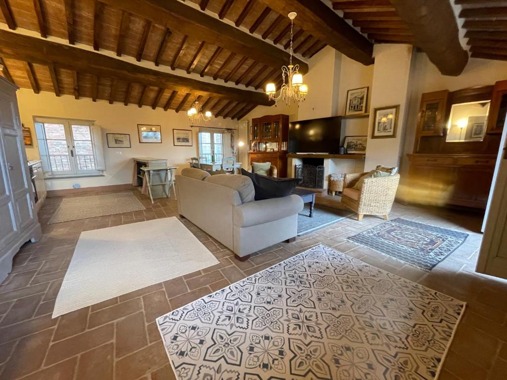 皮耶韦城2 King Bed, 2 Full Bathroom Apartment in Umbria - Tuscany的客厅配有沙发和桌子