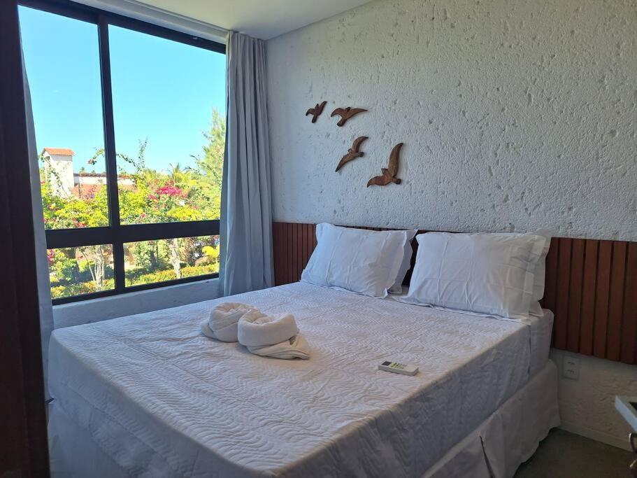 佩德拉斯港Refúgio a Poucos Passos do Mar l Milagres Hospedagens的卧室配有一张墙上鸟床