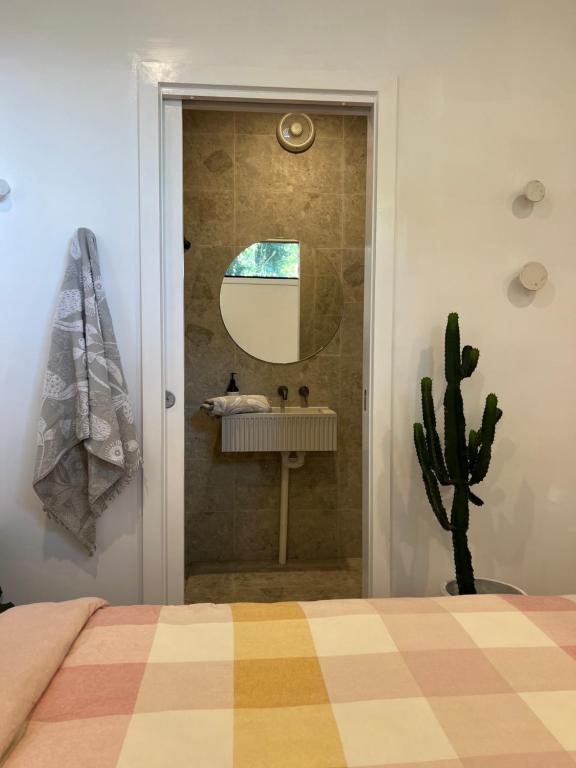 莱伊'NEL' - Rye Beach Studio Retreat的一间带水槽和镜子的浴室