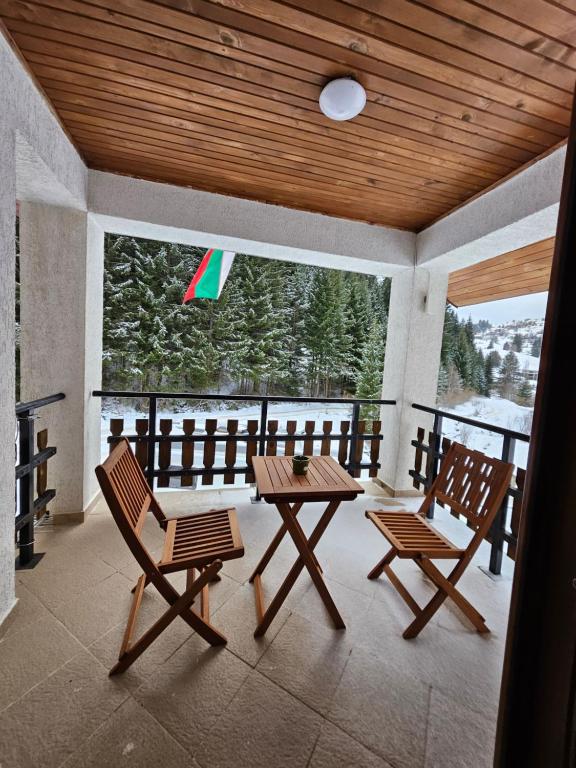 StoykiteПланински перли, дом 1的一个带两把椅子和一张桌子的门廊和风筝
