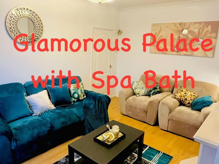 北希尔兹Glamorous Palace with spa bath的客厅设有两张沙发,并标有阅读香槟宫殿和spa的标志