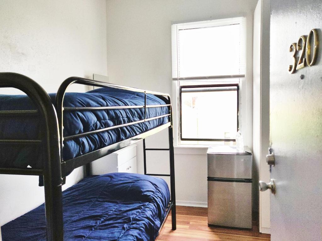 旧金山1080 Folsom Residences的客房设有双层床和窗户。