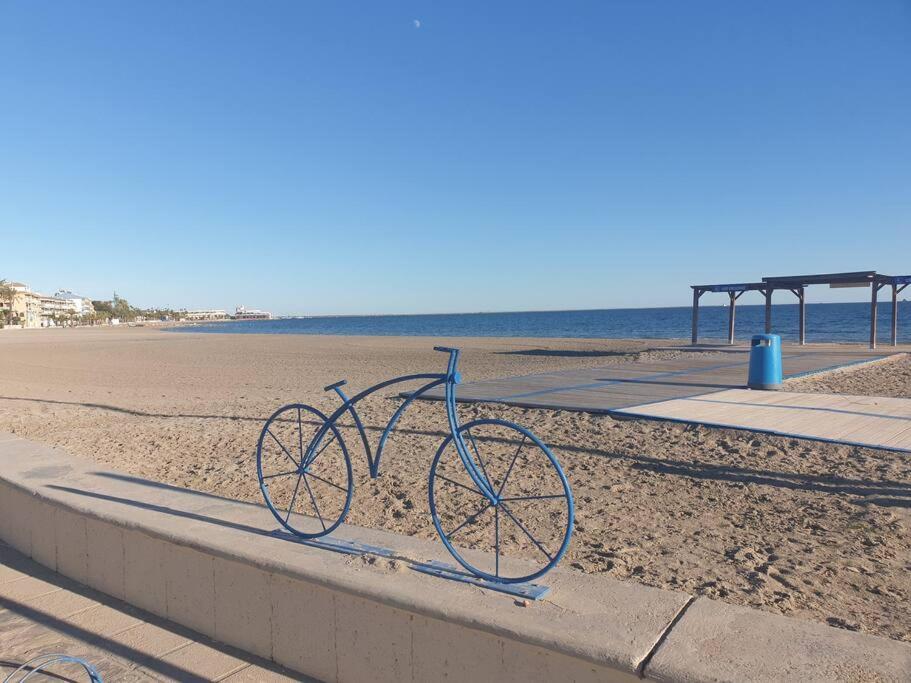 圣地亚哥德拉里贝拉El Caprichito a 200 metros de la playa!的海滩上停放的一辆蓝色自行车