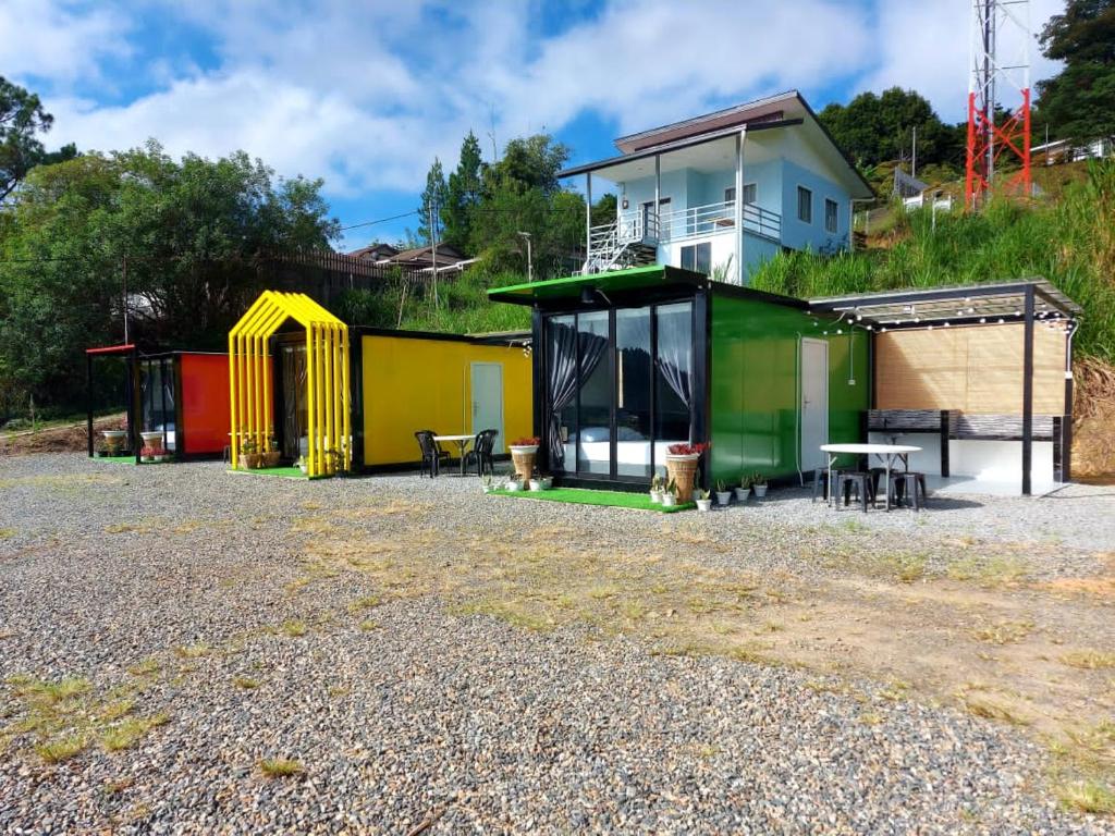 昆达桑SF Homestay的一群五颜六色的建筑,有房子