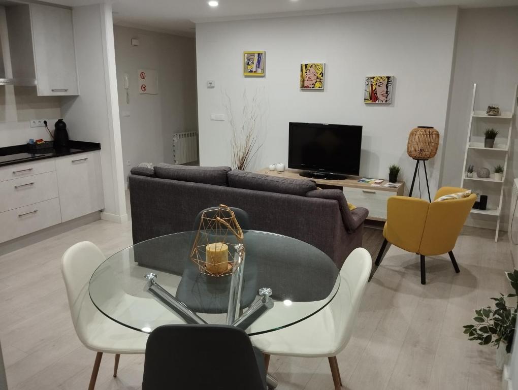 奥伦塞Alojamiento Buenos Aires的带沙发和玻璃桌的客厅