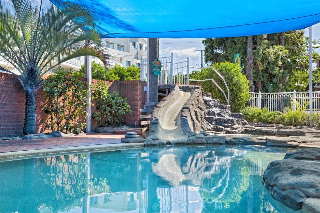 安特兰斯萨普海瑞汽车旅馆的一个带蓝伞和水滑梯的游泳池