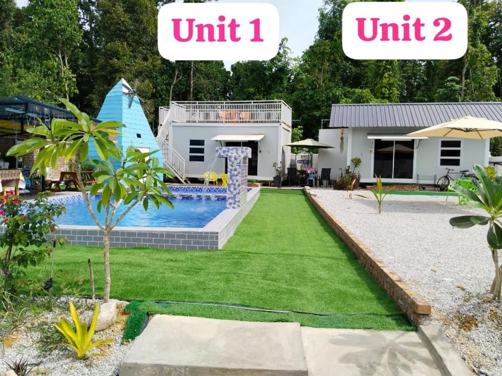 Casa LiLa Tiny Stay & Pool Kota Bharu,free wifi,free parking的一个带游泳池的房屋,带有文本覆盖单元