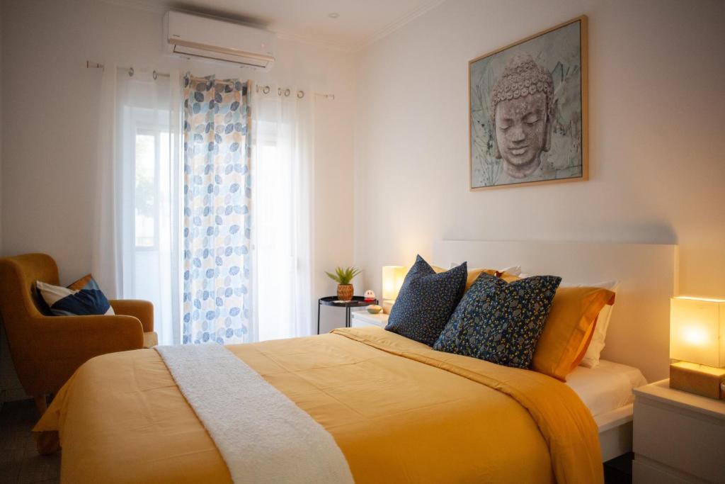 阿尔马达Just4u Apartment的一间卧室配有一张带黄色床单的床和一扇窗户。