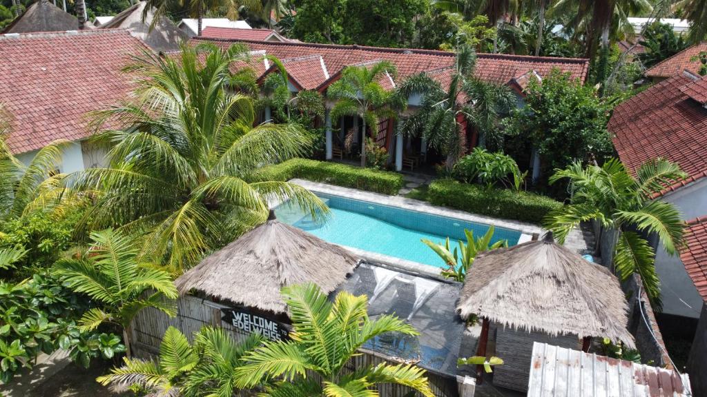 龙目岛库塔Edelweiss Homestay的享有带游泳池的度假村的空中景致