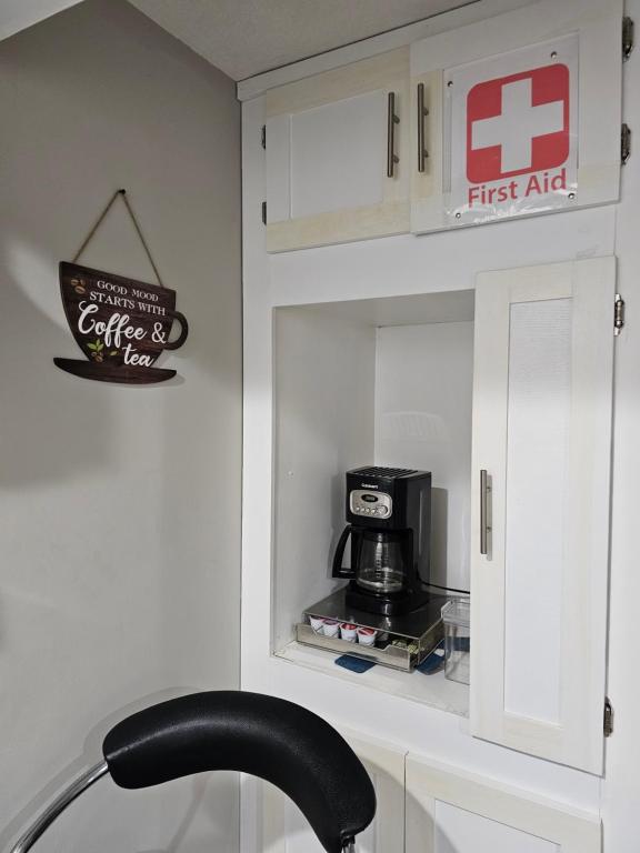 伦敦Amazing cozy fully private studio的厨房配有带咖啡壶的橱柜