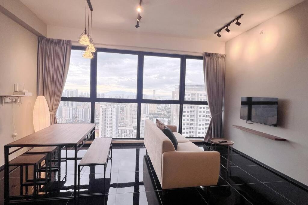 日落洞Urban Suites with Spectacular High Floor View #3BR #03的客厅设有桌子和大窗户