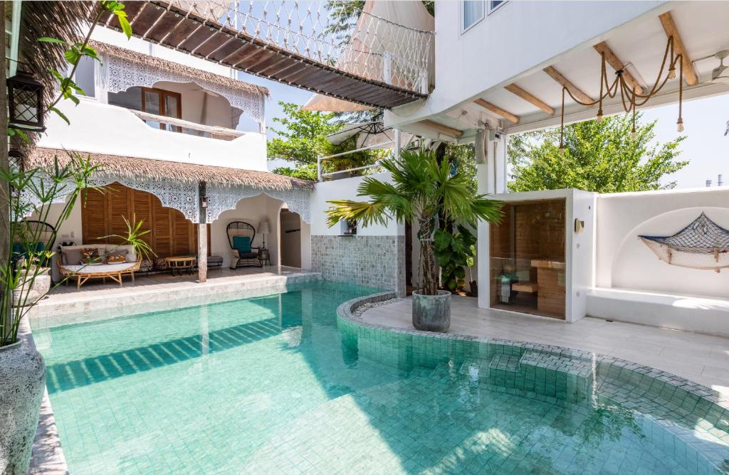 曼谷lory‘s home的一座房子里游泳池的形象