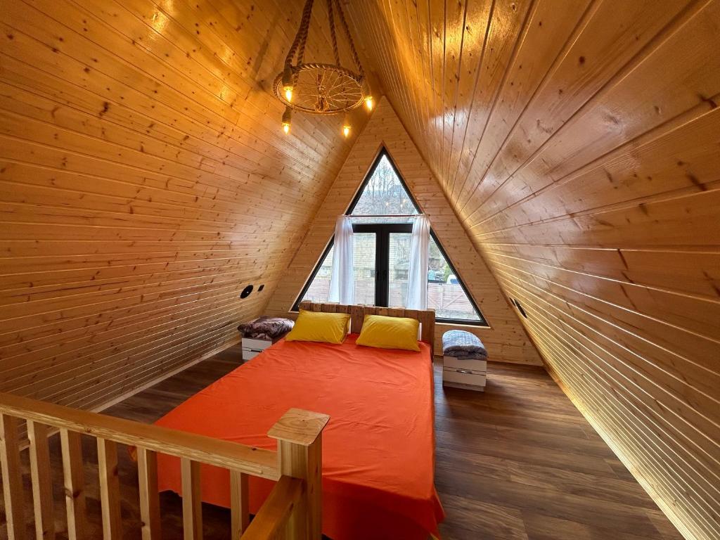 连科兰A Frame Lankaran的木屋内的卧室配有一张床