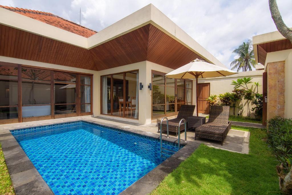 乌布Champlung Sari Villa & Spa Ubud的一座带游泳池和房子的别墅