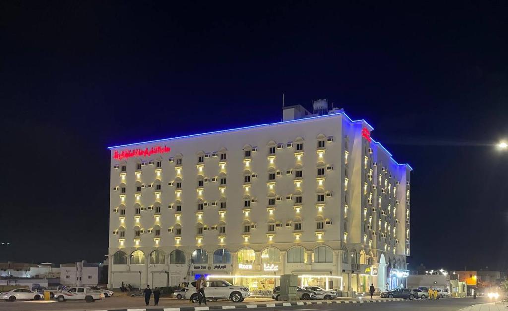 乌姆莱季سحاب الأندلس للأجنحة الفندقية - املج的一间大型酒店,上面有红色标志