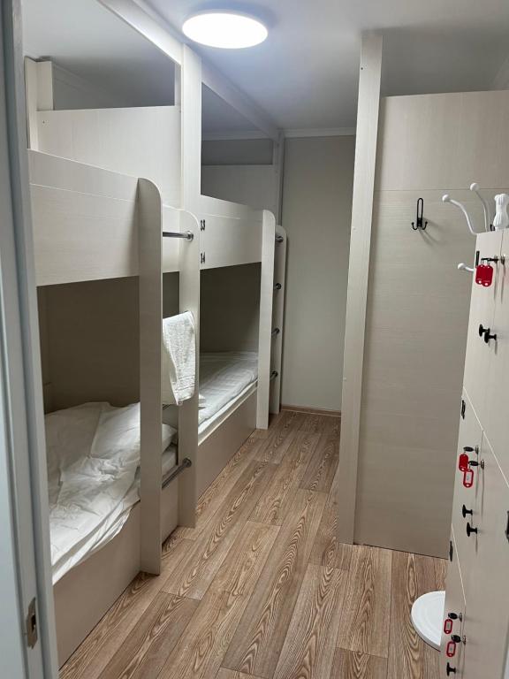 阿拉木图Hostel Nomad的客房设有两张双层床和淋浴。