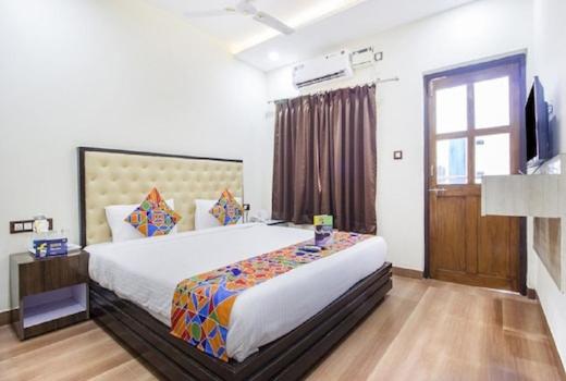GoaAravind Residency Calangute的一间卧室配有一张大床和电视