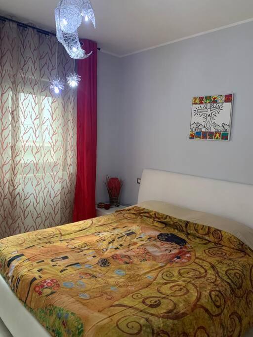 坎波巴索Appartamento a Campobasso的一间卧室,卧室内配有一张大床