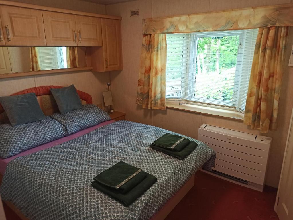 Ubytování Levandule的一间小卧室,配有床和窗户