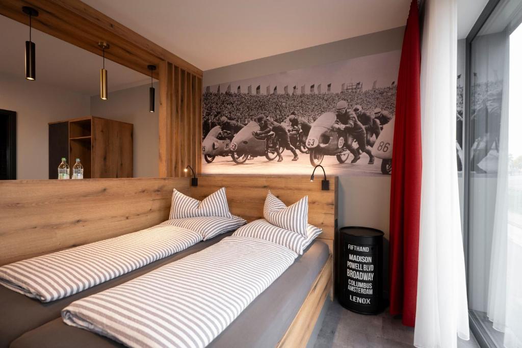 上隆维茨Quartier am Sachsenring的墙上有赛马的房间的两张床