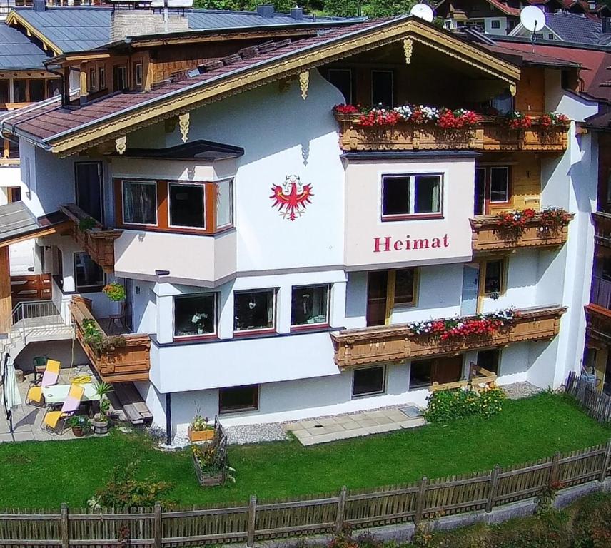 盖洛斯Heimat Apartments - Zillertal的旁边是一座有草原标志的建筑