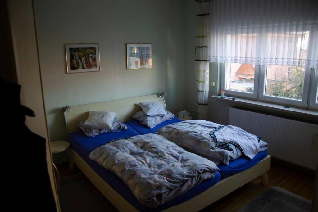 耶拿Kernberg Apartment Jena的卧室设有两张未铺床,设有窗户