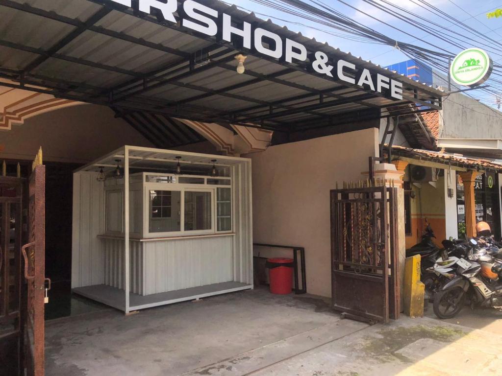谏义里Griya Erlangga的停在外面有摩托车的商店