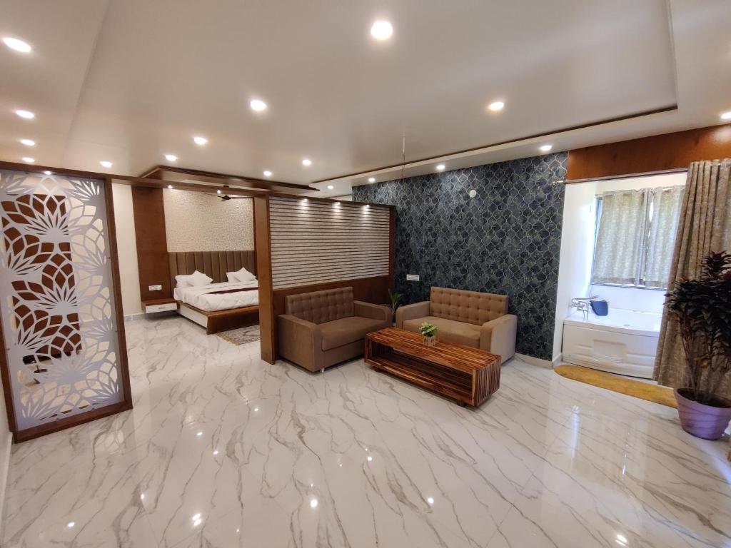 RehtiLotuslap Resort的客厅配有沙发和1张床
