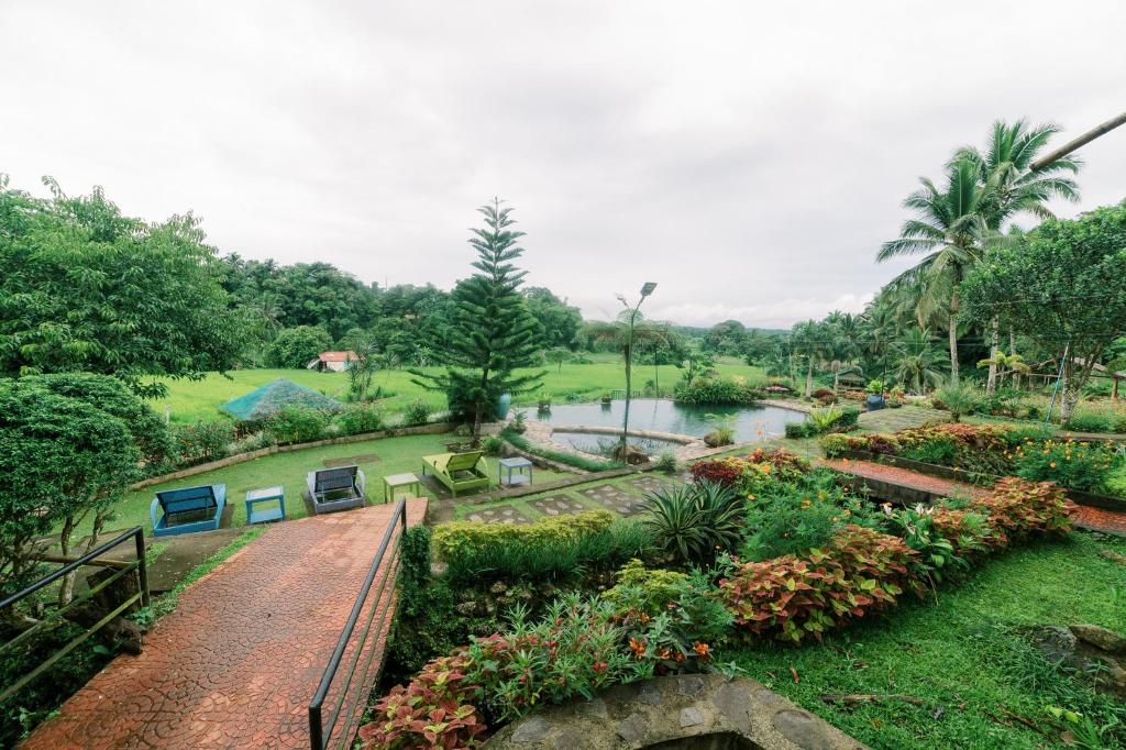 MajayjaySamkara Restaurant and Garden Resort的享有花园、河流和树木的景色