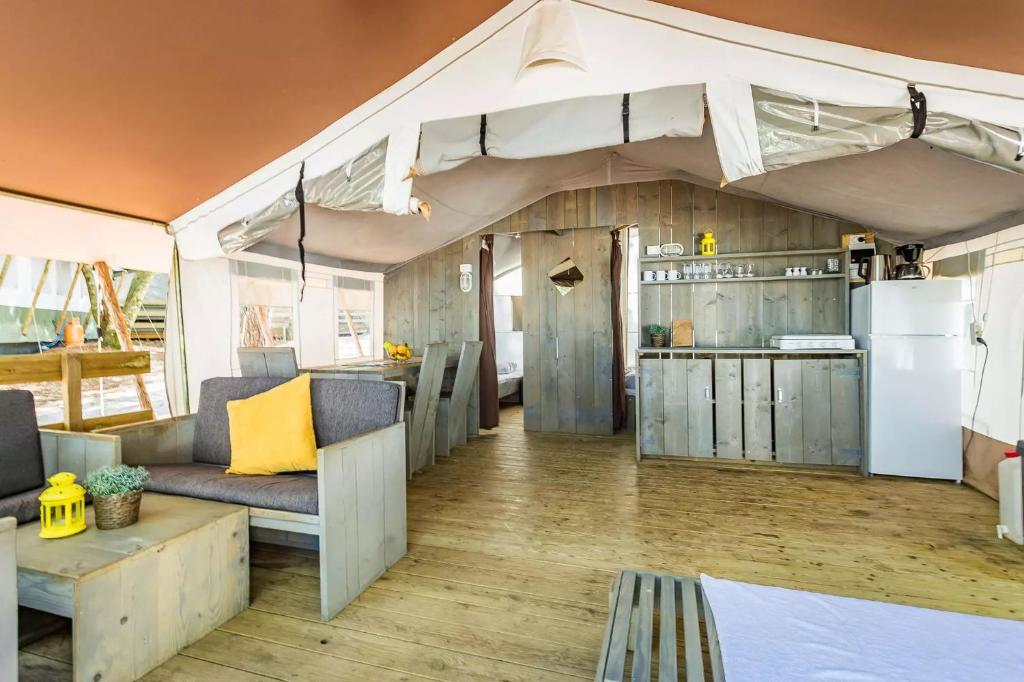 波雷奇Istra Sunny Tent in Lanterna Premium Camping Resort 4*的一间带帐篷的客厅和一间厨房