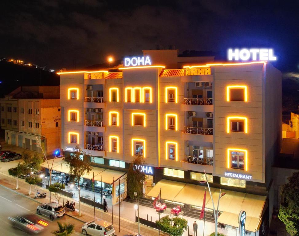 纳祖尔Aparthotel & Hotel Doha的上面有酒店标志的酒店