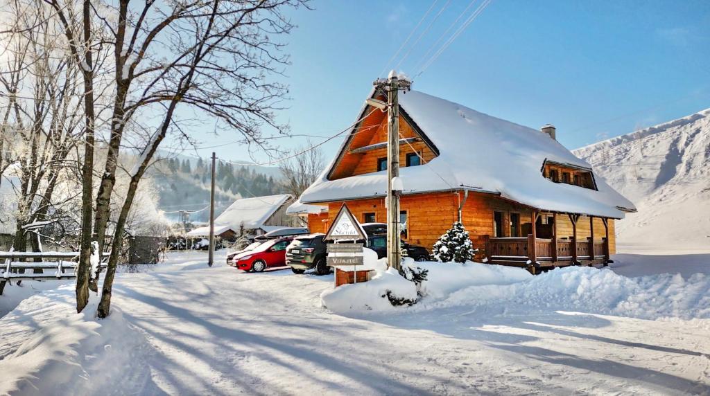 斯祖贝莱克Chata Škerda - Zuberec的小木屋,屋顶上积雪