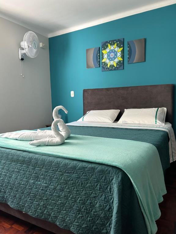 特鲁希略Dream Place Trujillo的一间卧室配有两张床,床上有天鹅