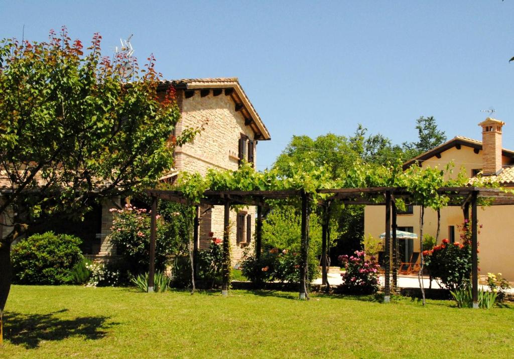 Belforte del ChientiB&B Antegiano的房屋前带凉棚的花园