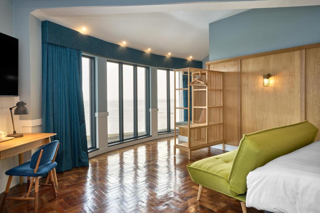 霍斯金丝特里克旅馆的酒店客房设有一张床、一张书桌和窗户。