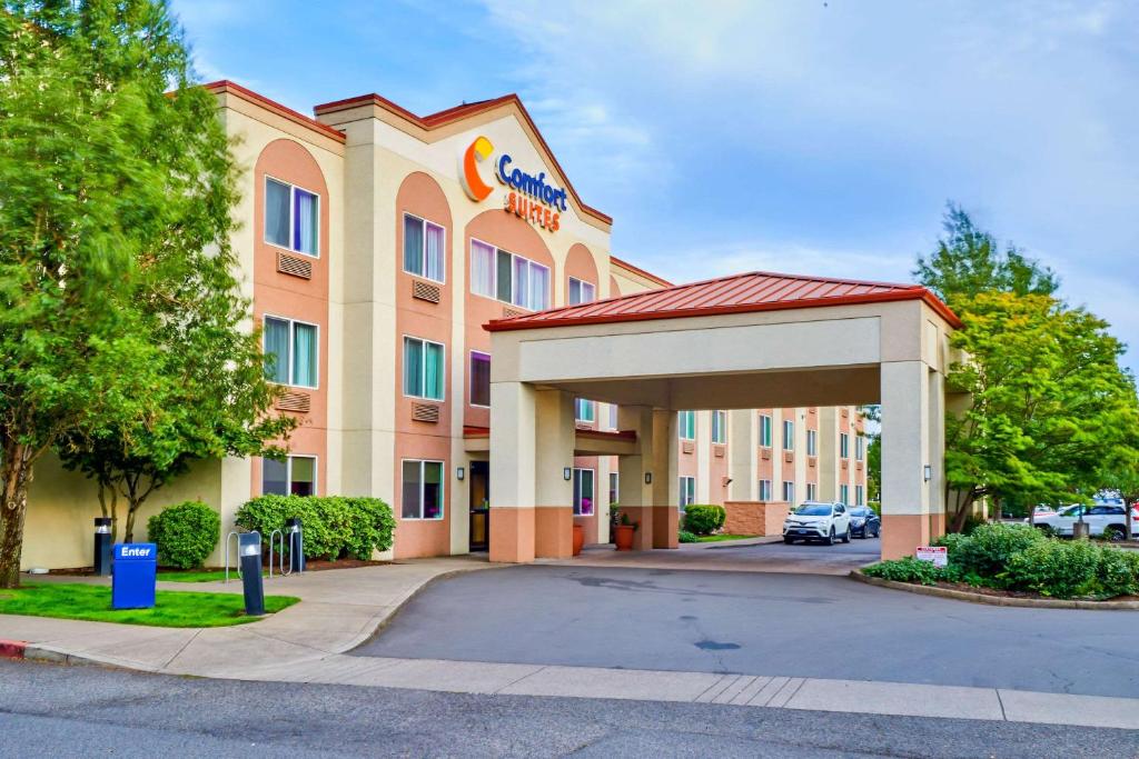 斯普林菲尔德Comfort Suites Springfield RiverBend Medical的前面有标志的酒店