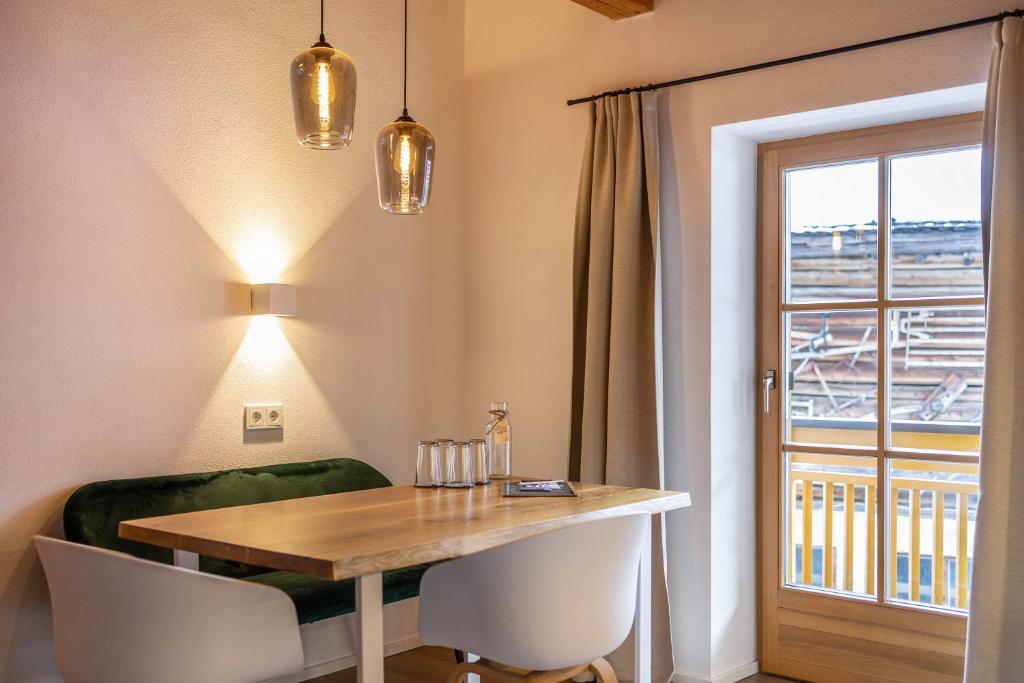 普雷多伊Mountain Residence Kasern Nr 3的一间带桌椅和窗户的用餐室
