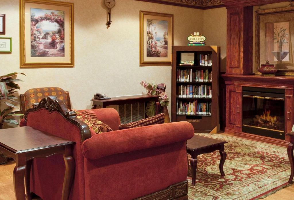 温泉城卡尔森热温泉乡村旅馆和套房的带沙发和壁炉的客厅