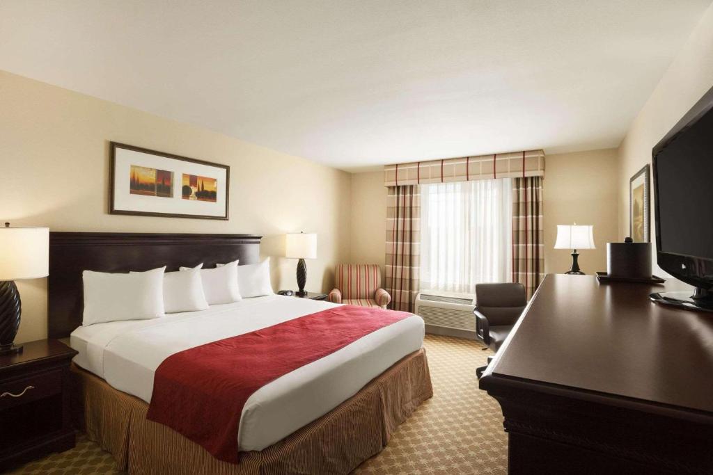 多森Comfort Inn & Suites的酒店客房设有一张大床和一张书桌。