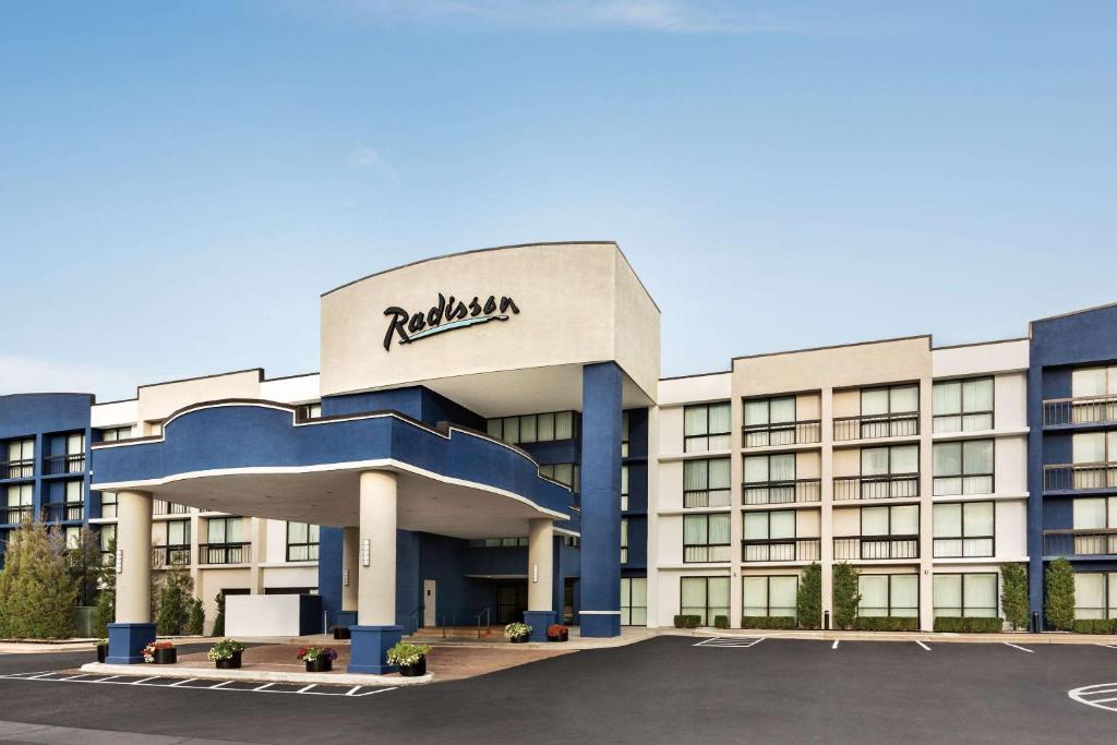 雷内克萨Radisson Hotel Lenexa Overland Park的前面有标志的建筑