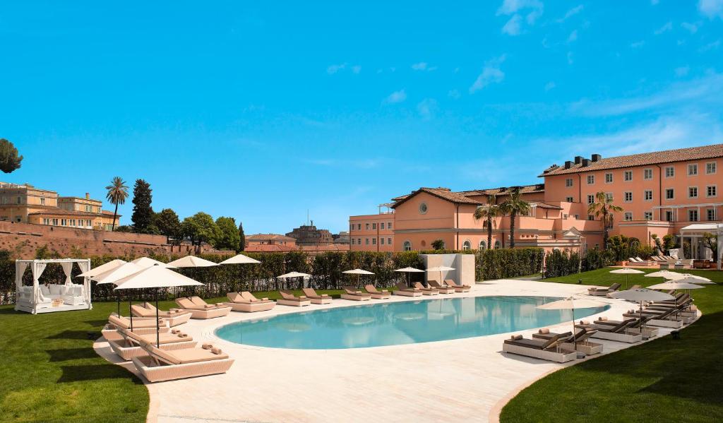 罗马Villa Agrippina Gran Meliá – The Leading Hotels of the World的一个带躺椅的游泳池,一个度假村