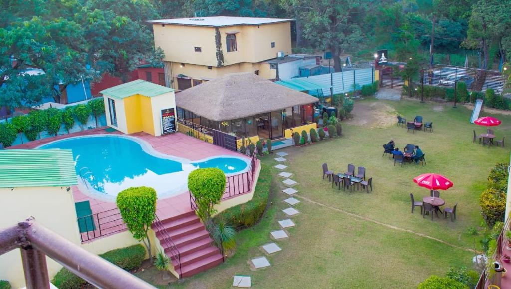 兰纳加Mannat Corbett Resort的享有带游泳池的度假村的空中景致