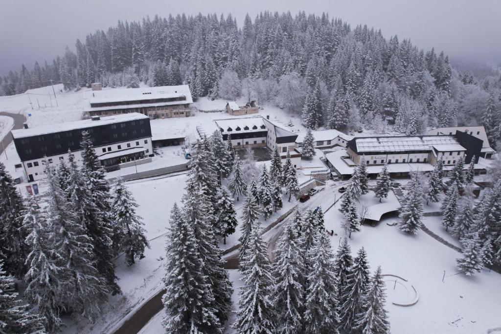 亚霍里纳Hotel Rajska dolina Jahorina的雪地中度假村的空中景观